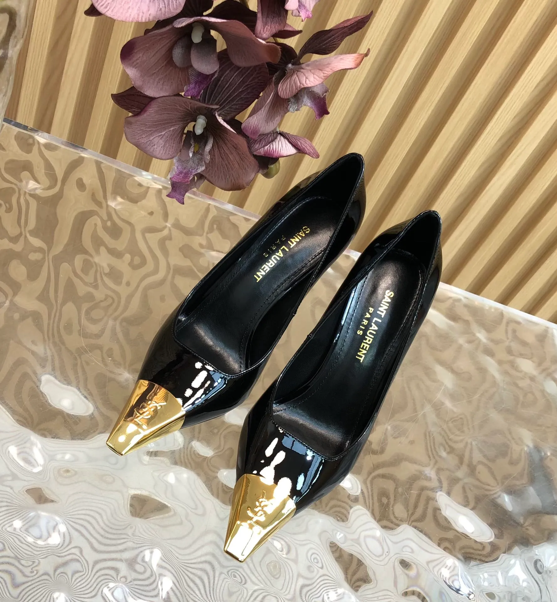 👟👟Ex-factory price 600👟👟 Top quality Saint Laurent/Yves Saint Laurent Lee metal buckle single shoes, YSL sister's beautiful high heels, and the small square toe of the same style as Saint Laurent Rose. The high heels are very good at modifying the foot shape, and the luxurious metal chain. In recent years, SLP has become more and more understanding of women in high heels. It has eliminated the embarrassing design impression of waterproof platform models. YSL's beautiful high heels. Upper: imported patent leather/cowhide. Sole: Genuine leather outsole Heel height approximately: 11cm Size 35-39 (40, 41 customized, non-returnable and non-exchangeable)